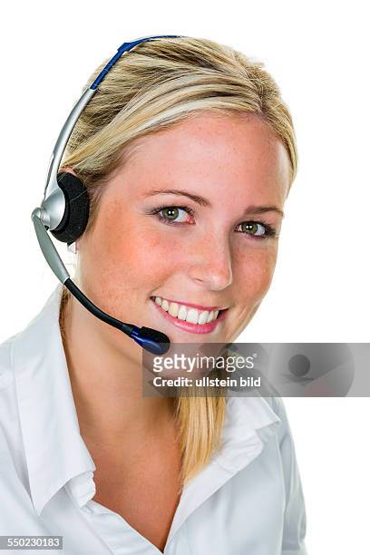 Junge Frau mit Headset telefoniert im Büro bei Auftragsannahme. Hotline und Kundenservice.