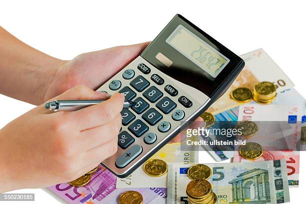 Hand mit Taschenrechner und Geldscheinen. Symbolfoto für Umsatz, Gewinn, Steuern und Kalkulation