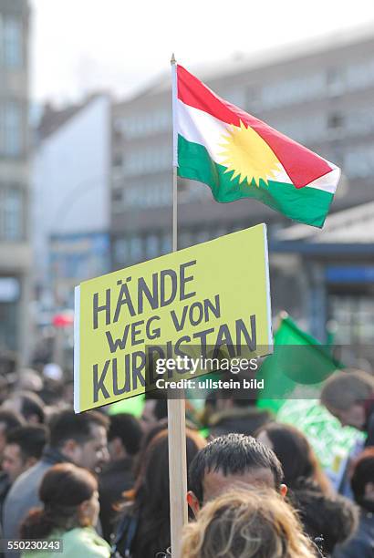 Demonstrant fordert Hände weg von Kurdistan während einer Kundgebung von Anhängern der Kurdischen Arbeiterpartei PKK in Berlin