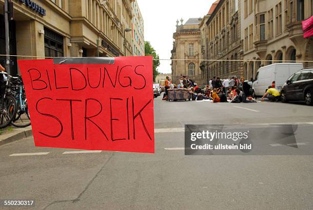 Bildungstreik - Studenten protestieren für bessere Bildung und blockieren die Universitätsstrasse in Berlin-Mitte