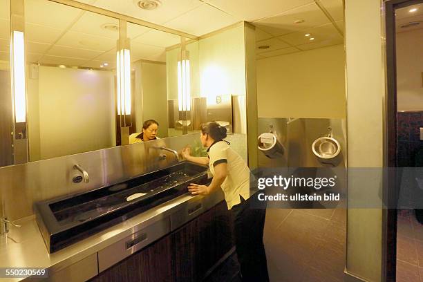 TOILETTE IM BITEXCO FINANZIAL TOWER MIT SEINEN 262 METER HOHEN, MIT 68 STOCKWERKEN WOLKENKRATZER IM DISTRICT 1 IST DAS ZWEITHÖCHSTE BAUWERK VON...