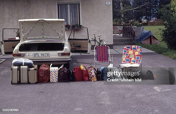 Reisevorbereitung, Verreisen mit dem Auto Gepäck steht zum Verladen ins Auto bereit