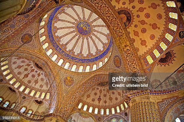 Blaue Moschee, Gebetssaal mit gigantischer Kuppel, TUERKEI, Istanbul, 06.2011: