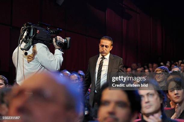 Schauspieler Nazif Mujic auf dem Weg zur Bühne anlässlich der Preisverleihung der 63. Internationalen Filmfestspiele in Berlin