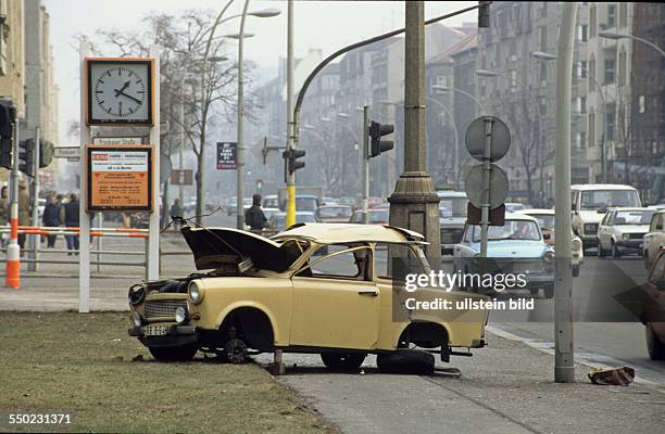Trabant mit Totalschaden an der Frankfurter Allee in Berlin