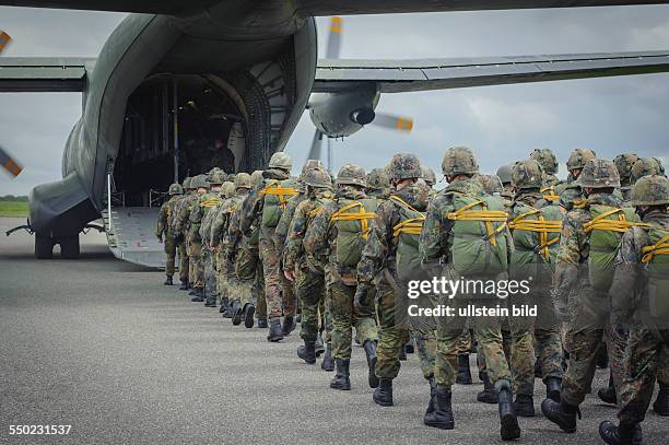 Fallschirmspringer der Bundeswehr und rund 80 ausländische Springer aus sieben Nationen treffen sich am Flughafen Saarbrücken Ensheim zum...