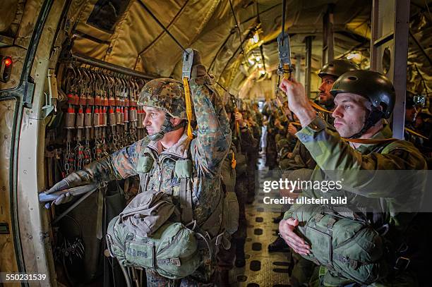 Fallschirmspringer der Bundeswehr und rund 80 ausländische Springer aus sieben Nationen treffen sich am Flughafen Saarbrücken Ensheim zum...