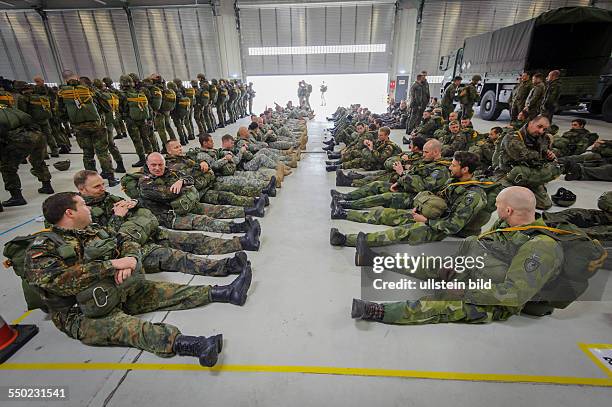 Fallschirmspringer der Bundeswehr und rund 80 ausländische Springer aus sieben Nationen treffen sich am Flughafen Saarbrücken Ensheim zum...