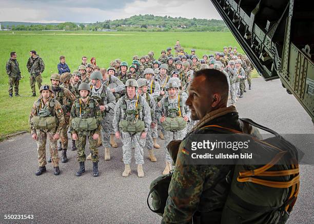 Fallschirmspringer der Bundeswehr und rund 80 ausländische Springer aus sieben Nationen treffen sich am Flughafen Saarbrücken Ensheim zum...