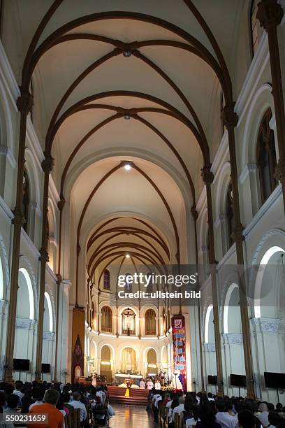 GOTTESDIENST IN DER NOTRE DAME KATHEDRALE . DIE BASILICA WURDE ZWISCHEN 1877 UND 1883 ERBAUT. DIE BEIDEN TÜRME HABEN EINE HÖHE VON 40 METER. DAS...