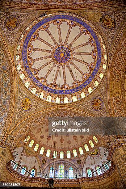 Blaue Moschee, Gebetssaal mit gigantischer Kuppel, TUERKEI, Istanbul, 06.2011: