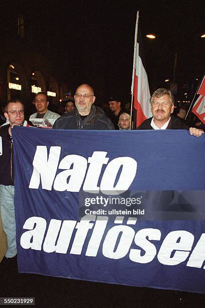 Horst Mahler und Udo Voigt während einer Demonstration gegen den US-militärschlag gegen Afghanistan in Berlin