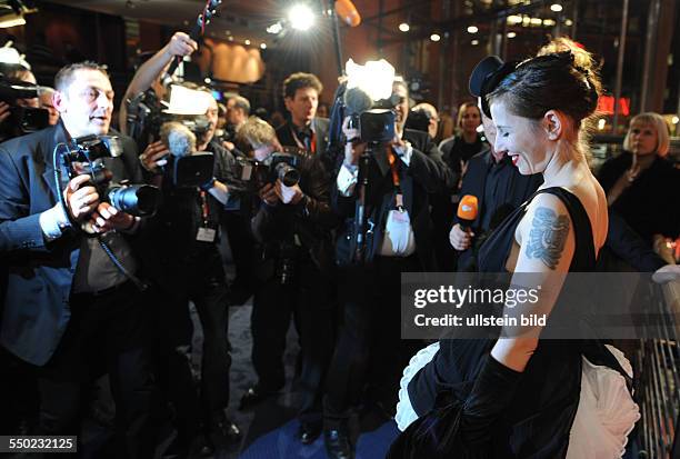 Schauspielerin Meret Becker und Fotografen während des Eröffnungsempfangs der 59. Internationalen Filmfestspiele in Berlin