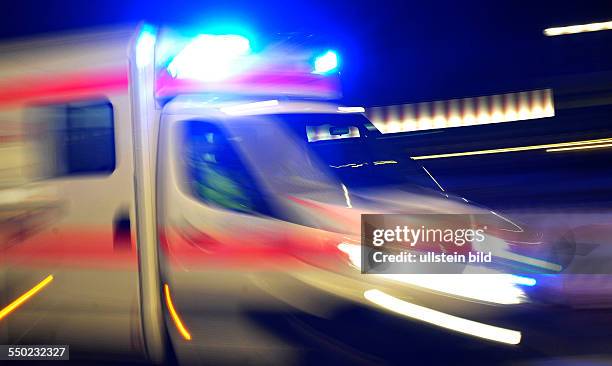 Krankenwagen rast mit Blaulicht durch Berlin