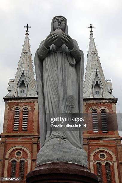 NOTRE DAME KATHEDRALE MIT DER HEILIGEN MARIA SAMT HIMMELSKUGEL WURDE ZWISCHEN 1877 UND 1883 IM GOTISCHEN, NEOROMANTISCHEN STIEL ERBAUT. DAS...