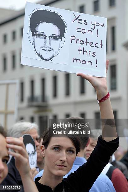 Demonstration am Brandenburger Tor in Berlin: Demonstraten fordern von Deutschland Asyl für den Whistleblower Edward Snowden