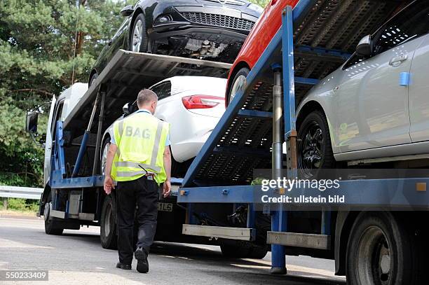 Das Bundesamt für den Güterverkehr kontrolliert auf dem Parkplatz Kahlenberg der A6 bei St. Ingbert die Lastwagen. Die BAG ist die zentrale Bußgeld-...