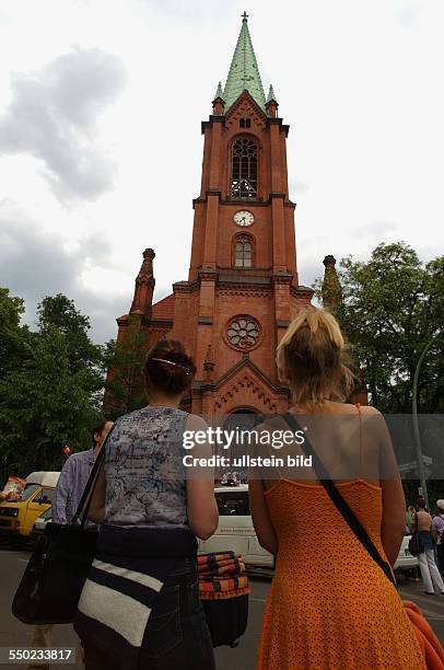 Kirchentagsbesucher warten vor der Gethsemanekirche auf den Beginn gemeinsamen Abendmahls anlässlich des Ökumenischen Krichentages in Berlin