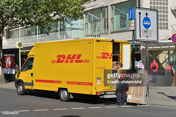 Paketbote, Auto, Tauentzienstrasse, Charlottenburg, Berlin, Deutschland