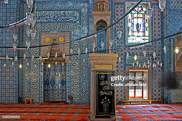 Mihrab und Minbar umgeben von Tulpen-Fliesen in Ruestem Pasa Moschee, Ruestem Pasa Camii, - TUERKEI, Istanbul, 06.2011: Moschee - Ruestem Pasa Moschee