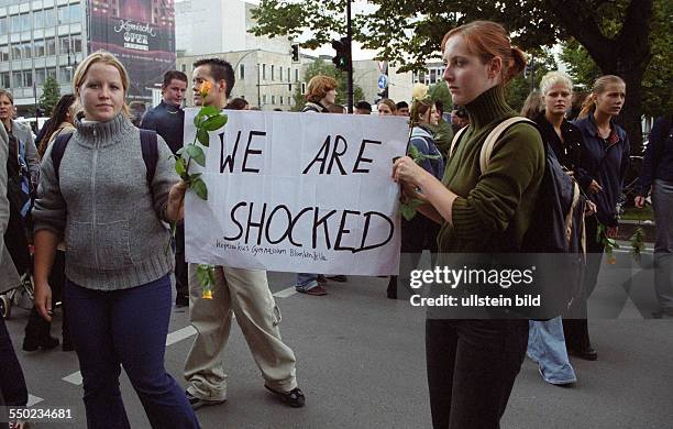 Betroffene Teilnehmer der Mahnwache in Berlin am Tag nach den Terroranschlägen in den USA, Schüler mit Transparent We are shocked