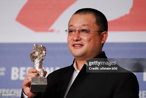 Regisseur Wang Xiaoshuai mit dem Silbernen Bären für den Film -Zou You- auf der Abschlusspressekonferenz der 58. Internationalen Filmfestspiele in...