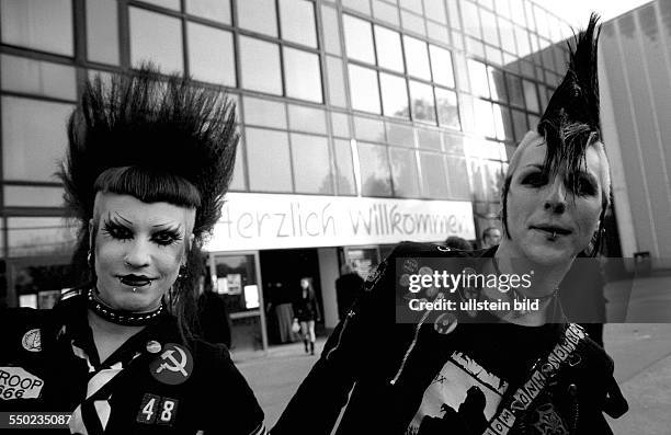 Besucher des 14. Wave-Gotik-Treffens in Leipzig