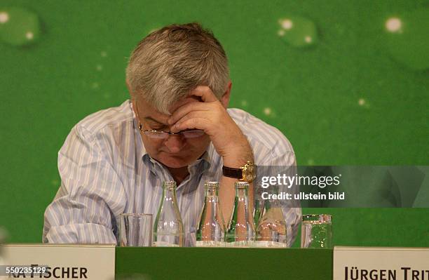 Bundesaußenminister Joschka Fischer in Gedanken versunken anlässlich der Bundesdelegiertenkonferenz von Bündnis 90/Die Grünen in Berlin