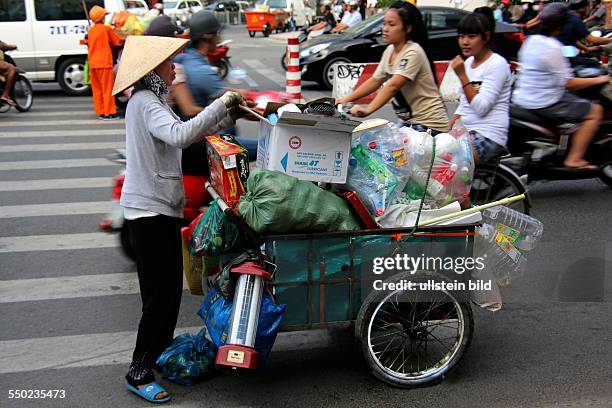 13 Flaschensammler Stock Photos and High-Res Images