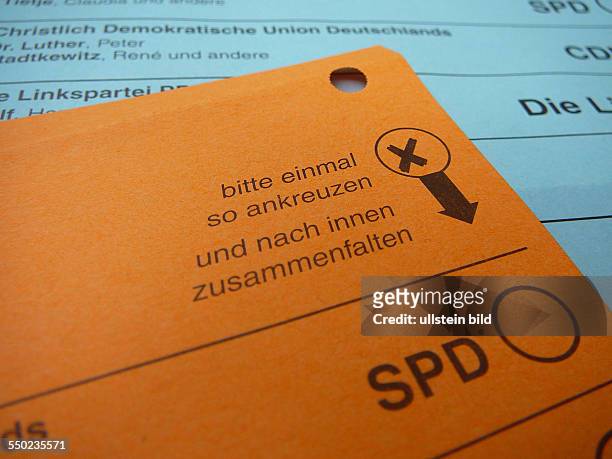 Bitte einmal so ankreuzen und nach innen zusammenfalten - Gebrauchshinweis auf einem Stimmzettel zur bevorstehenden Abgeordnetenhauswahlen in Berlin