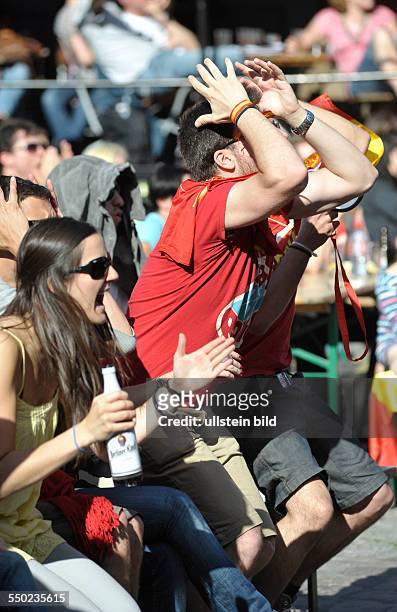 Enttäuschte spanische Fußballfans verfolgen das Vorrundenspiel Spanien-Schweiz anlässlich der Fußball-Weltmeisterschaftmeisterschaft 2010 in der...