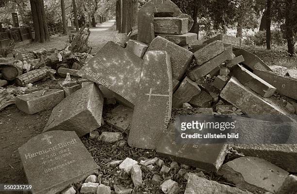 Kaputte Grabplatten auf dem Friedhof der Georgen-Parochial-Gemeinde in Berlin-Prenzlauer Berg