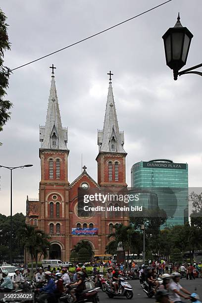 NOTRE DAME KATHEDRALE WURDE ZWISCHEN 1877 UND 1883 IM GOTISCHEN, NEOROMANTISCHEN STIEL ERBAUT. DAS BAUMATERIAL KAM MIT DEM SCHIFF AUS FRANKREICH. DIE...