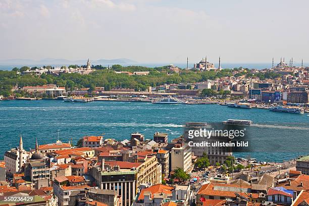 Panoramablick auf Topkapi und Hagia Sophia, Blaue Moschee vom Galataturm im Stadtteil Karakoey, TUERKEI, Istanbul, 06.2011: Stadtteil Karakoey