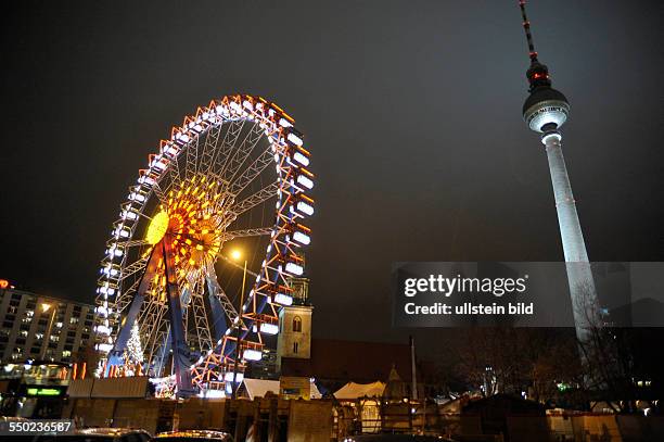 Riesenrad auf dem Weihnachtsmarkt auf dem Alexanderplatz in Berlin