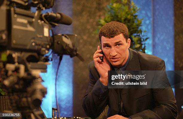 Wladimir Klitschko telefoniert während eines interviews am Rande der Internationalen Funkausstellung in Berlin