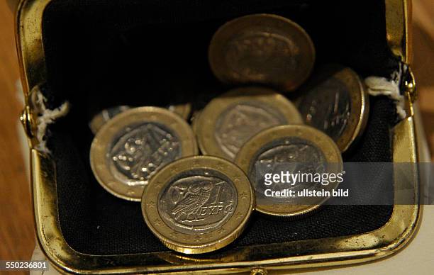 Griechische Euro-Münzen in einer alten Gelbörse