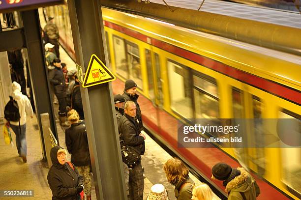 Bahn hält am S-Bahnhof Schönhauser Allee