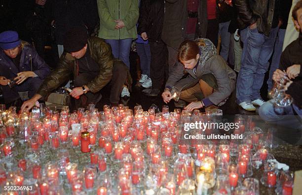 Betroffene Teilnehmer der Mahnwache in Berlin entzünden Kerzen wenige Stunden nach den Terroranschlägen in den USA