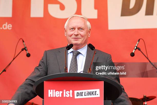 Oskar Lafontaine spricht auf der Wahlkampfabschlussveranstaltung anlässlich der bevorstehenden Bundestagswahl auf dem Alexanderplatz in Berlin