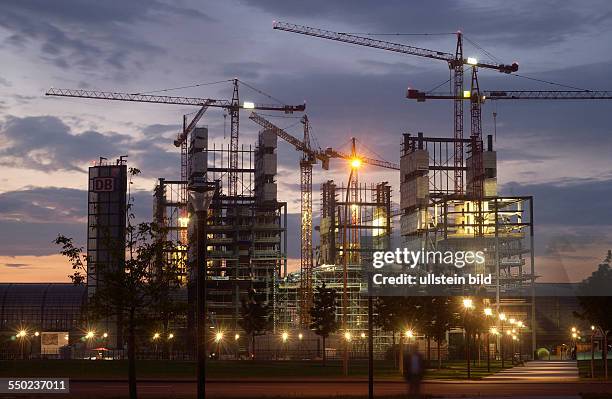 Baustelle am Hauptbahnhof Lehrter Bahnhof im Abendlicht