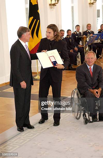 Fußballspieler Torsten Frings , Bundespräsident Horst Köhler und Bundesinnenminister Wolfgang Schäuble anlässlich der Auszeichnung der Spieler der...