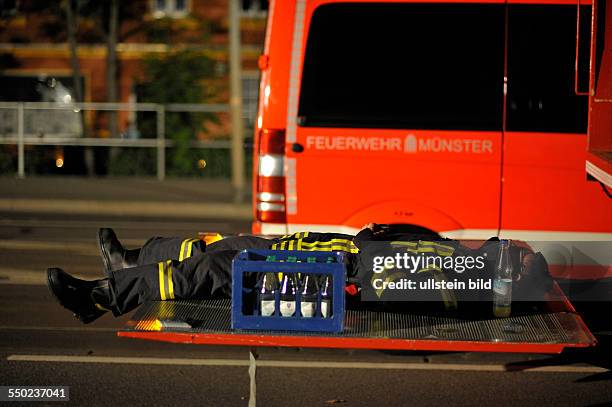 Ruhepause - erschöpfte Einsatzkräfte der Feuerwehr Münster nahe dem Umspannwerk in Magdeburg-Rothensee