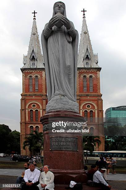 NOTRE DAME KATHEDRALE MIT DER HEILIGEN MARIA SAMT HIMMELSKUGEL WURDE ZWISCHEN 1877 UND 1883 IM GOTISCHEN, NEOROMANTISCHEN STIEL ERBAUT. DAS...