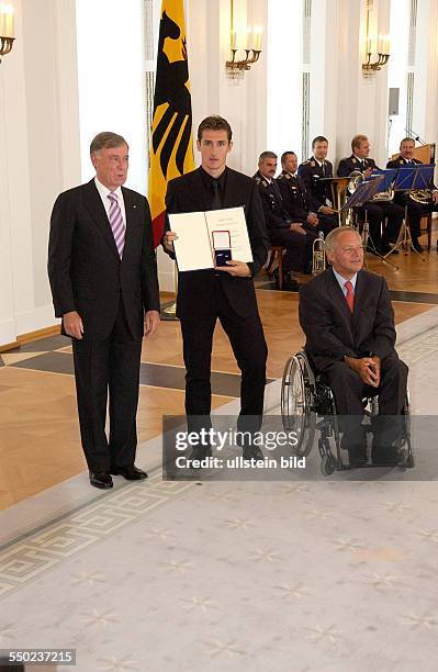 Fußballspieler Miroslav Klose , Bundespräsident Horst Köhler und Bundesinnenminister Wolfgang Schäuble anlässlich der Auszeichnung der Spieler der...