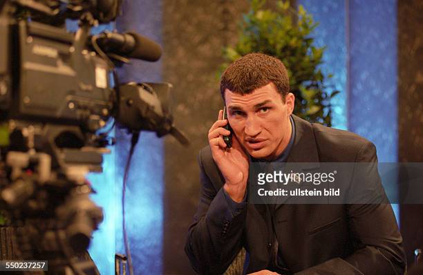 Wladimir Klitschko telefoniert während eines interviews am Rande der Internationalen Funkausstellung in Berlin
