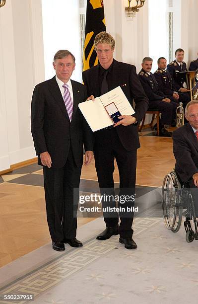 Fußballspieler Marcell Jansen , und Bundespräsident Horst Köhler anlässlich der Auszeichnung der Spieler der deutschen Nußballnationalmannschaft mit...