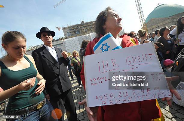 Unter dem Motto -Demonstration gegen Vorurteile und Ängste- protestieren Juden und Muslime gemeinsam gegen das Beschneidungsverbot in Berlin