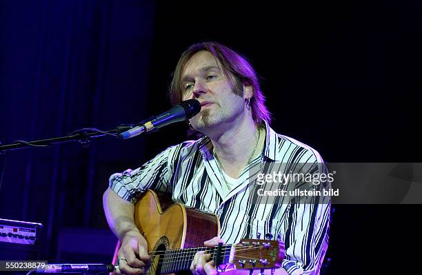 Sänger Stefan Stoppok während der Veranstaltung -Bellevue unplugged- anlässlich der Veranstaltungsreihe -Kulturelle Wiedereröffnung vonm Schloß...