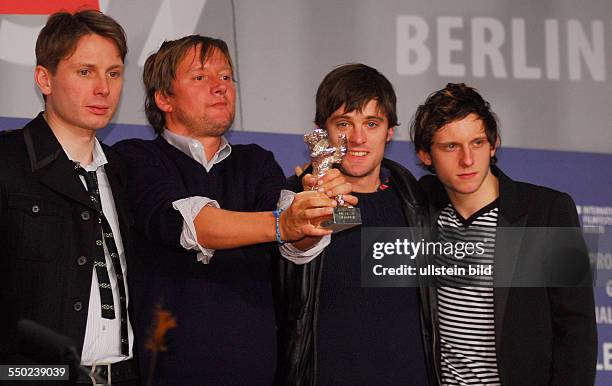 Regisseur David MacKenzie mit dem Silbernen Bären für die Beste Filmmusik für -Hallam Foe- und Sänger Alex Kapranos , Gitarrist Nick McCarthy und...